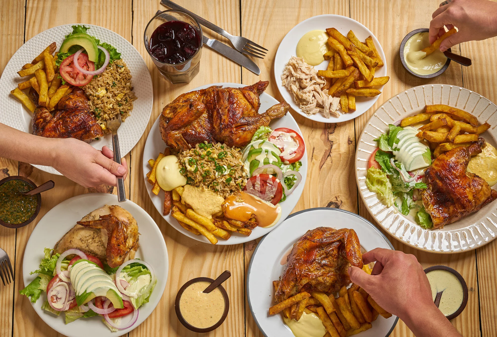 Pollo a la brasa peruano servido con papas y ensalada